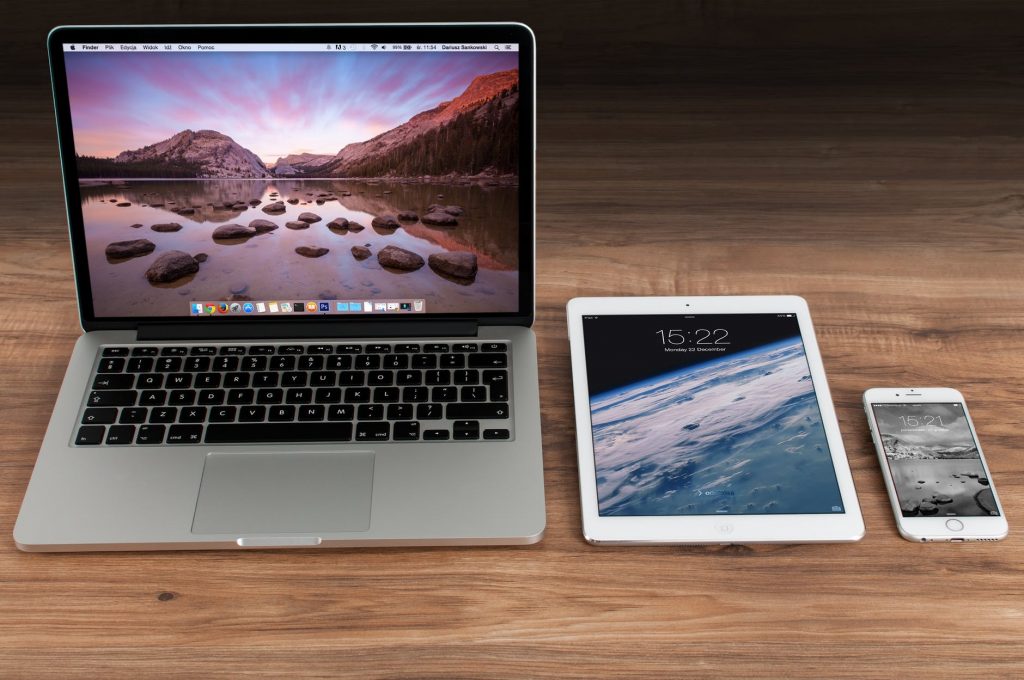 Afbeelding van Apple smartphone op bureau - ondersteunend visueel voor artikel over het beste reparatiebedrijf voor jouw Macb