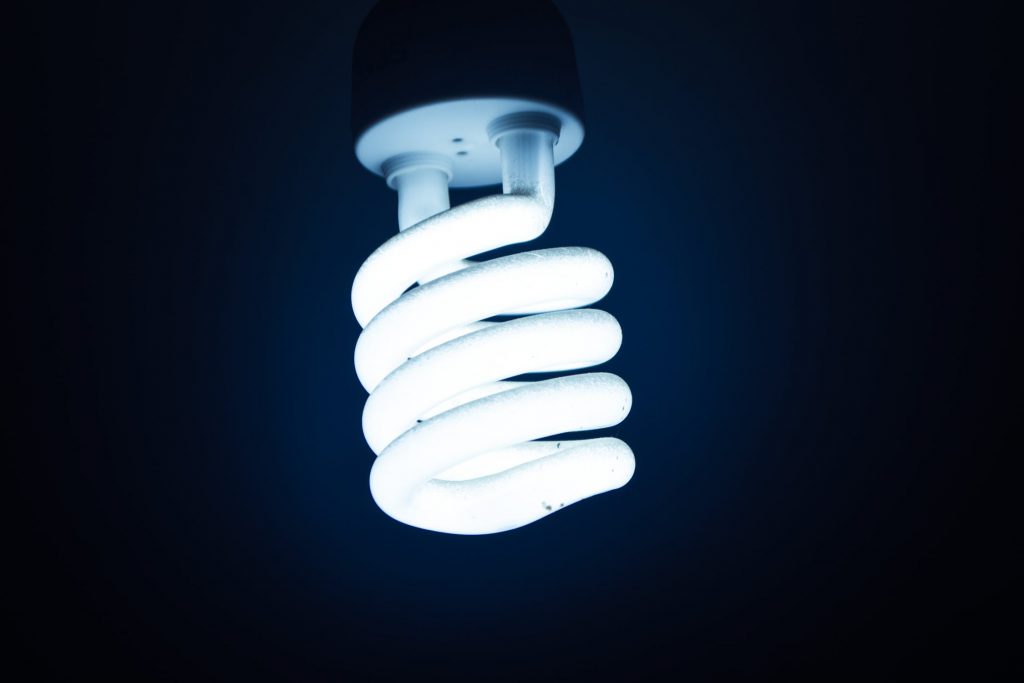 Grondspots LED in tuin creëert warmwit licht en sfeer door reflectie op objecten zoals bomen en huizen