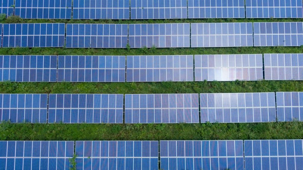 Zonnepanelen op dak voor geld besparen en energiebesparing met Veba