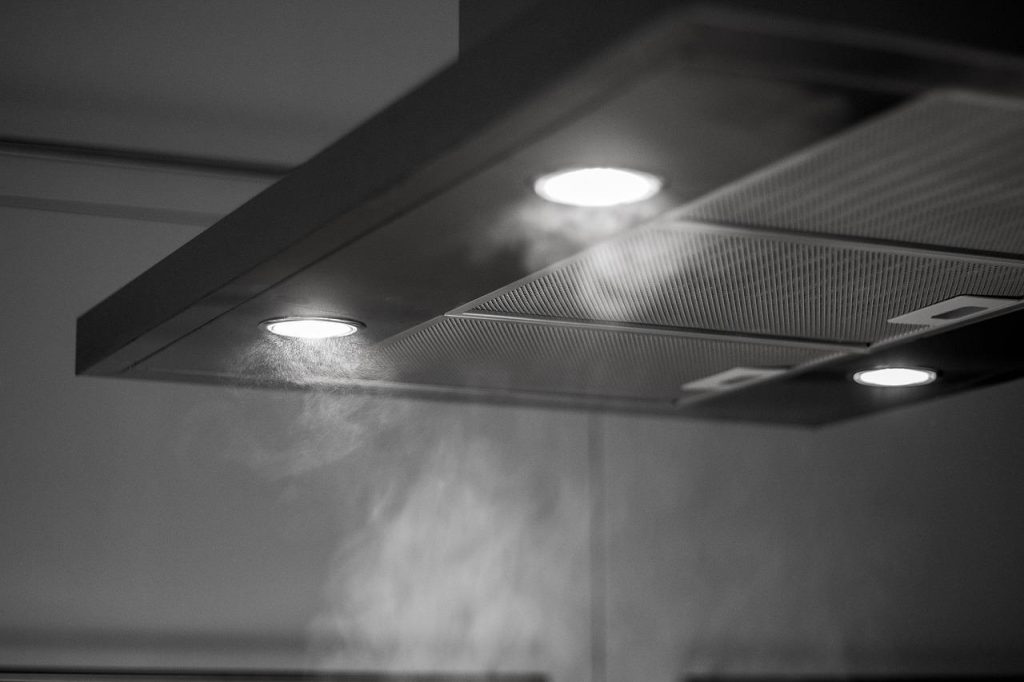 Afzuigmotoren en buisventilatoren systeem voor professionele horecakeuken met efficiënte luchtverwijdering en dampen