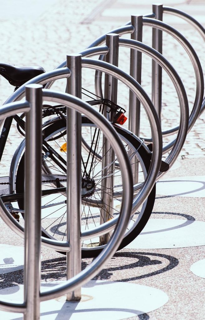 Moderne fietsenstalling in Heerlen met beveiligde parkeerplekken en oplaadpunten voor e-bikes