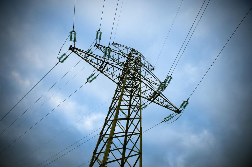 Informatieve visual over stroomstoringen in Vlaardingen met tips voor noodvoorbereiding en hernieuwbare energiebronnen