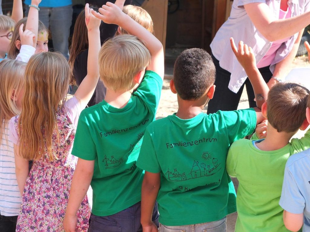 Kinderdagverblijf in Venlo met kinderen die spelen en educatieve activiteiten doen in een veilige omgeving