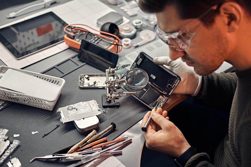 Elektronica winkels in Gouda met diverse gadgets en technologie producten op displayruit